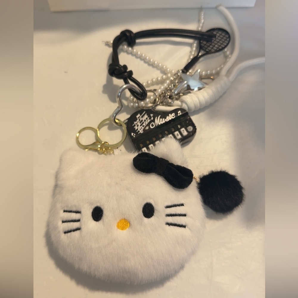 Fun Keychains with Many Amazing Accessories - Picture 4 of 16